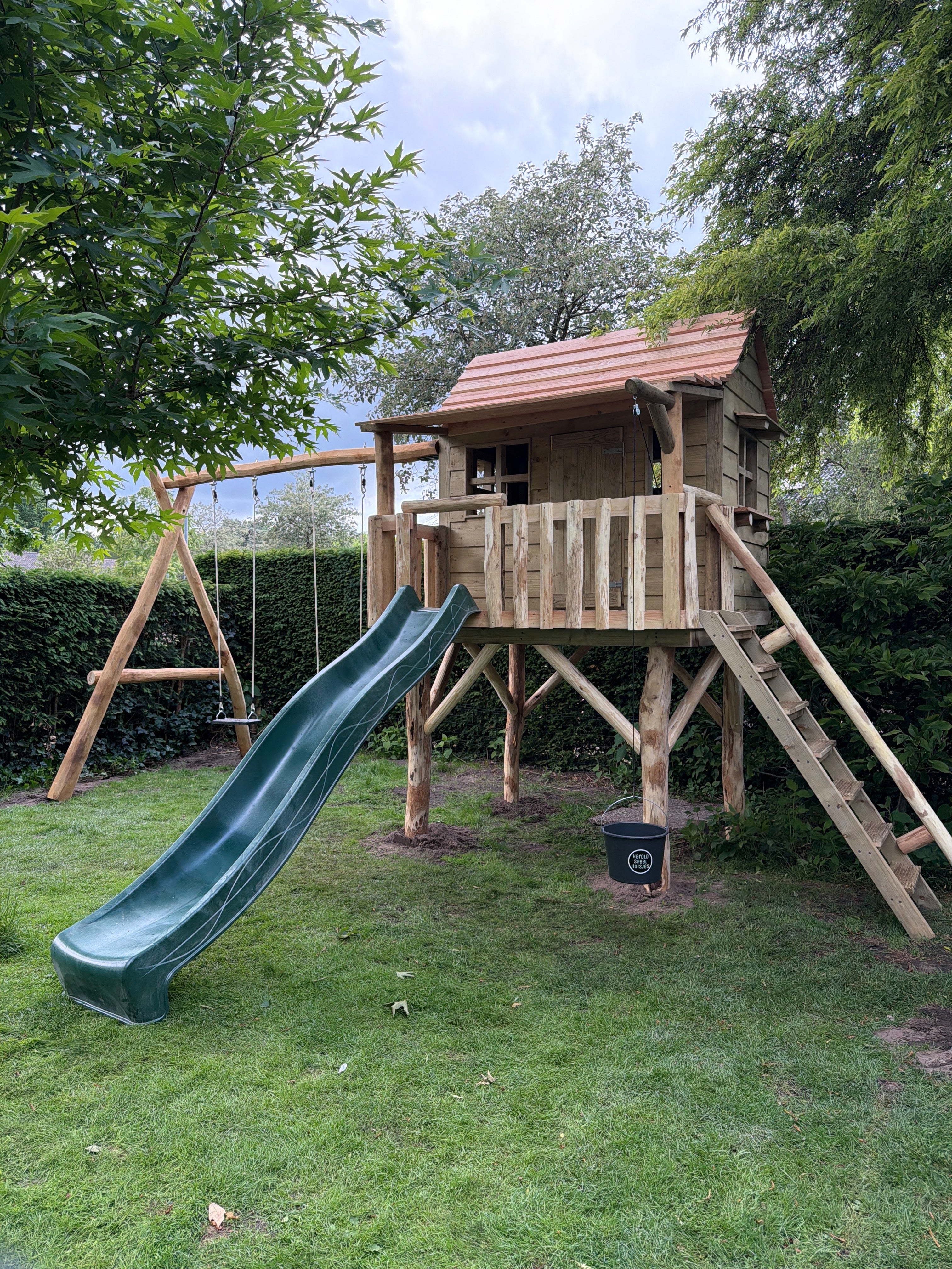 Speelhuisje De Berk naast het gazon, gezien vanuit de lucht