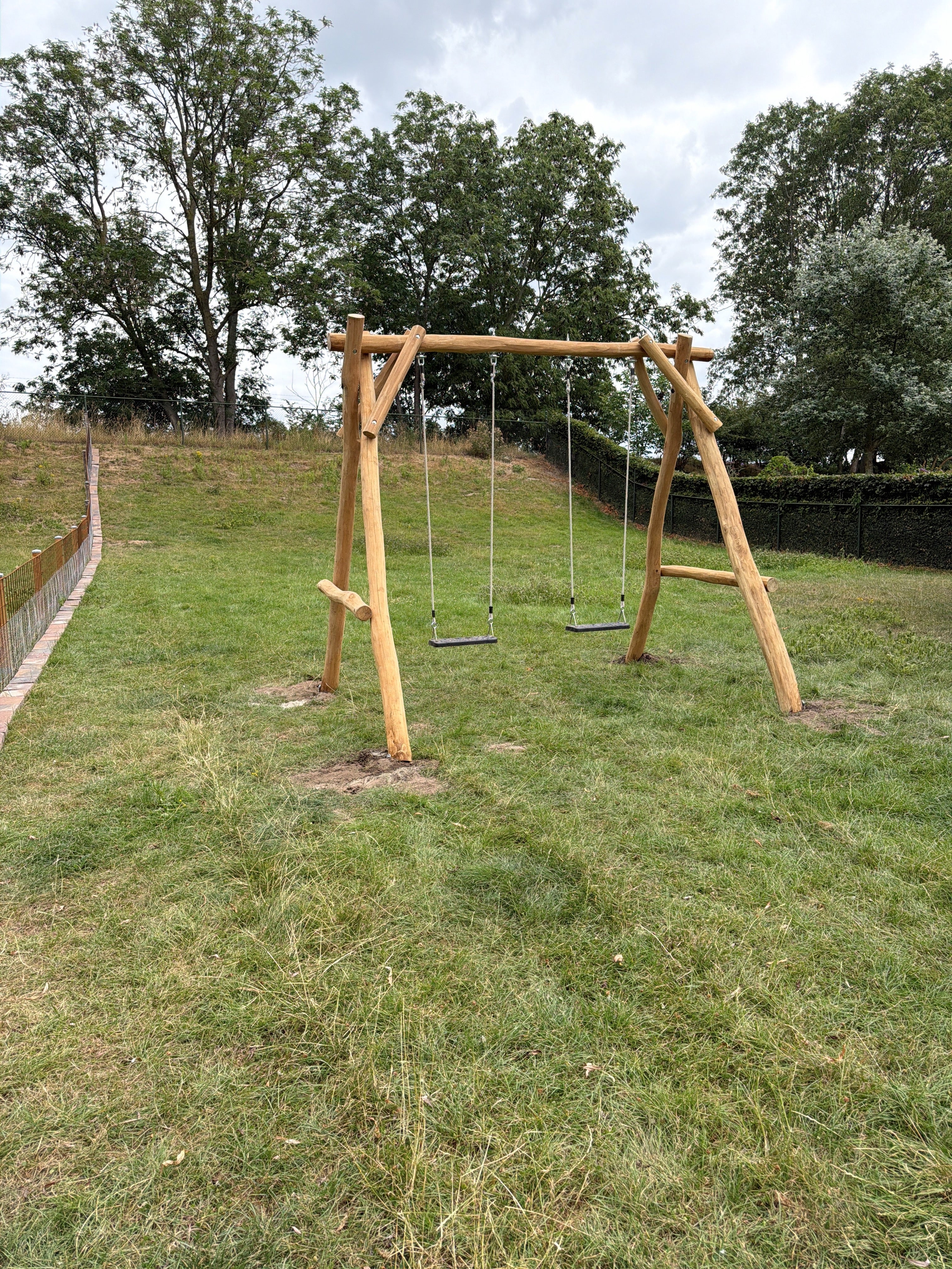 Losstaande Robinia schommel van opzij gezien
