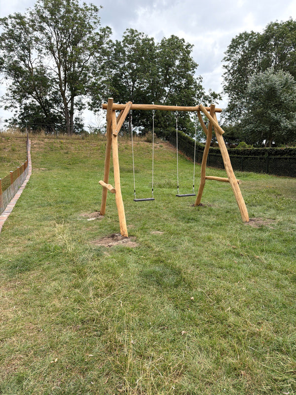 Losstaande Robinia schommel van opzij gezien