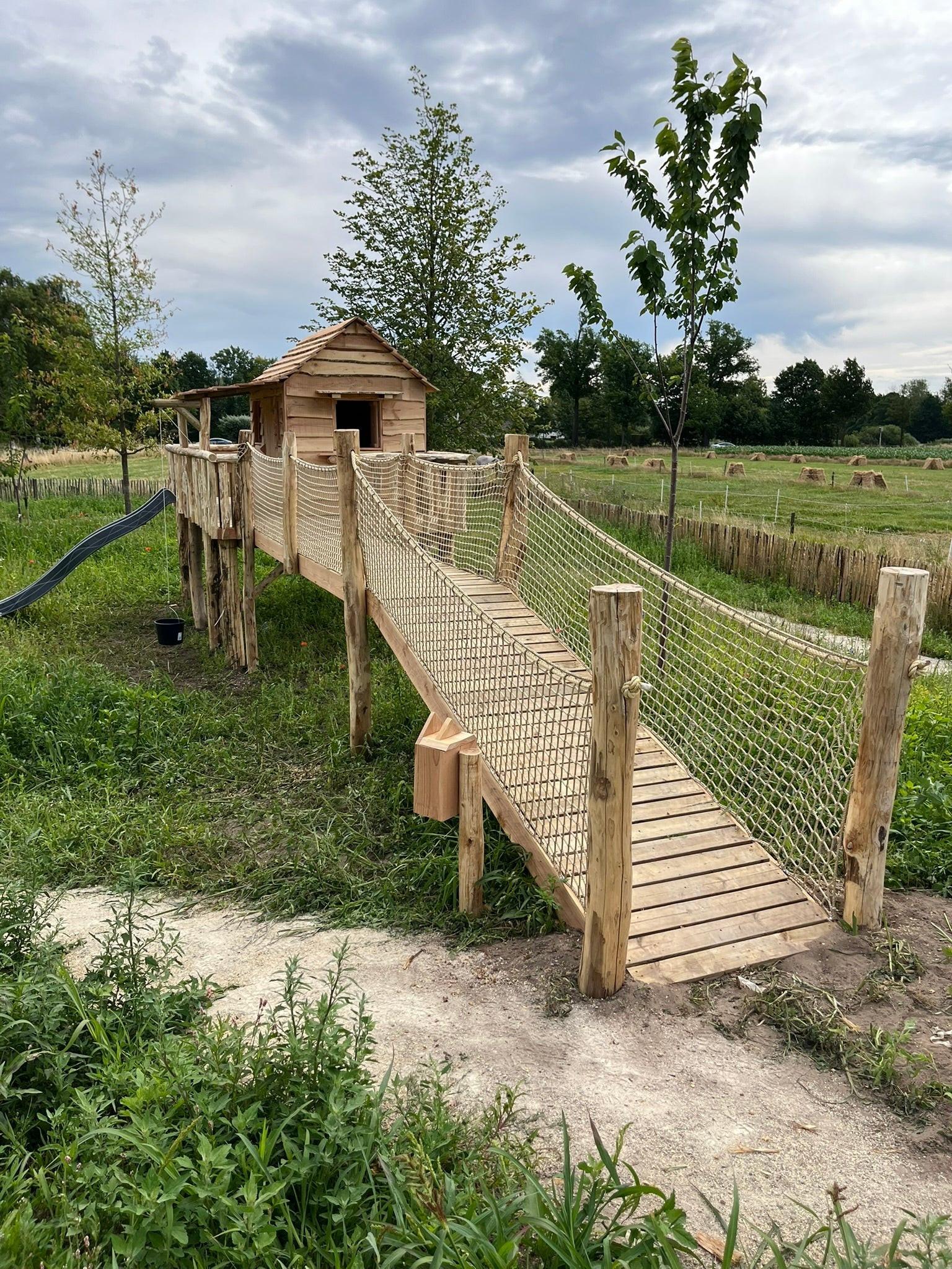 Geweven netten als balustrade (Prijs op aanvraag)Comfort & Personalisatie speelhuisje buiten.