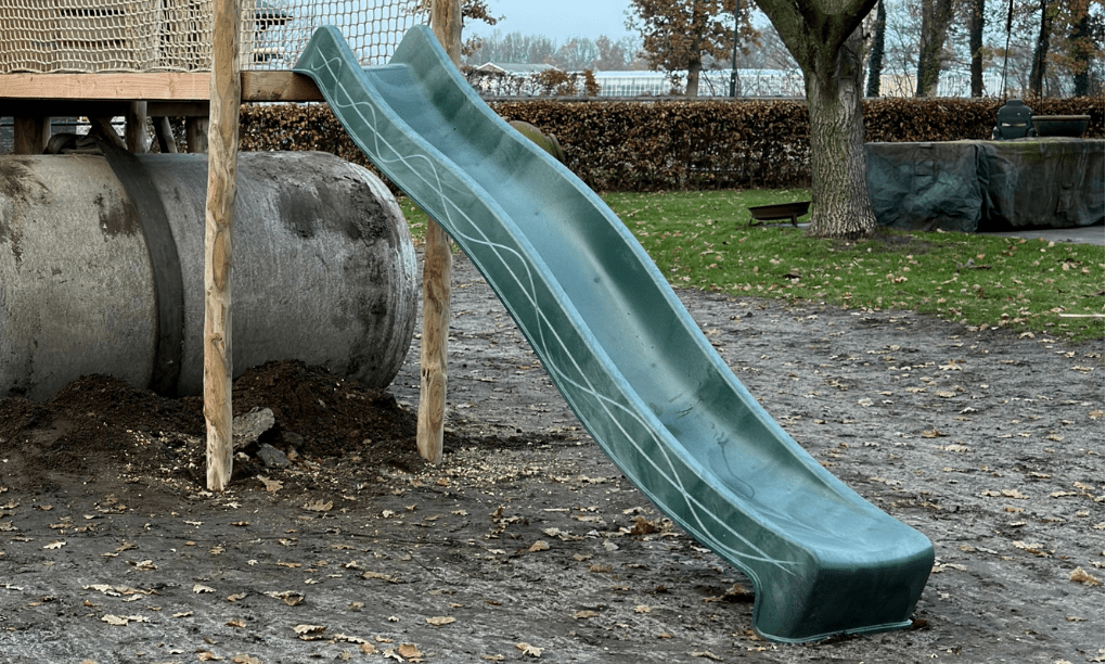 Veilige glijbaan van duurzaam kunststof voor eindeloos speelplezier in de tuin