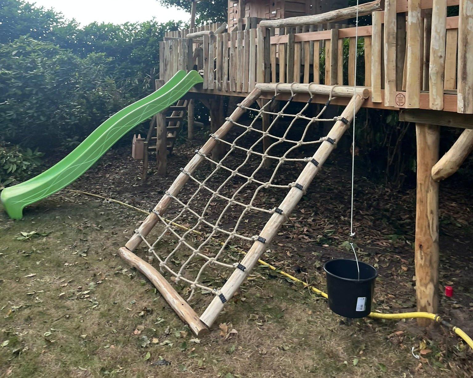 Klimnet van robinia frame met duurzaam PH touw, perfect voor buitenplezier en tuinactiviteiten
