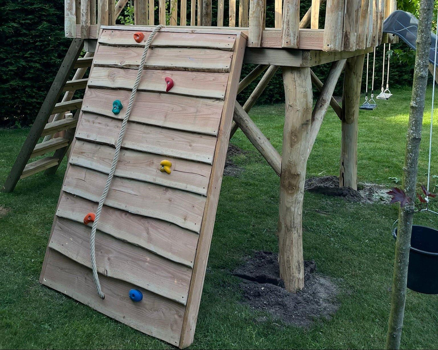 Leuke klimmuur bij Haroldspeelhuisjes, perfect om veilig te klimmen en plezier te hebben voor jong en oud.