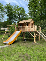 Houten speelhuisje De Kastanje met veranda en glijbaan in de tuin