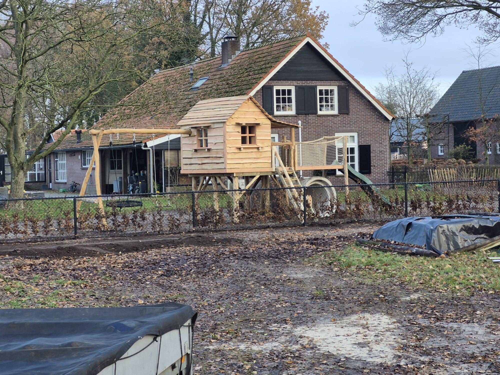Speelhuisje De Kastanje vooraanzicht met trap en uitkijkluik