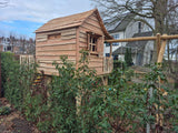 Houten speelhuisje De Kastanje geplaatst in Nederlandse tuin
