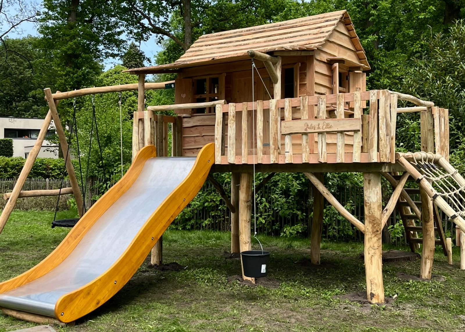 Wat kost een houten speelhuisje? Prijzen, montage en voorbeelden (2026)