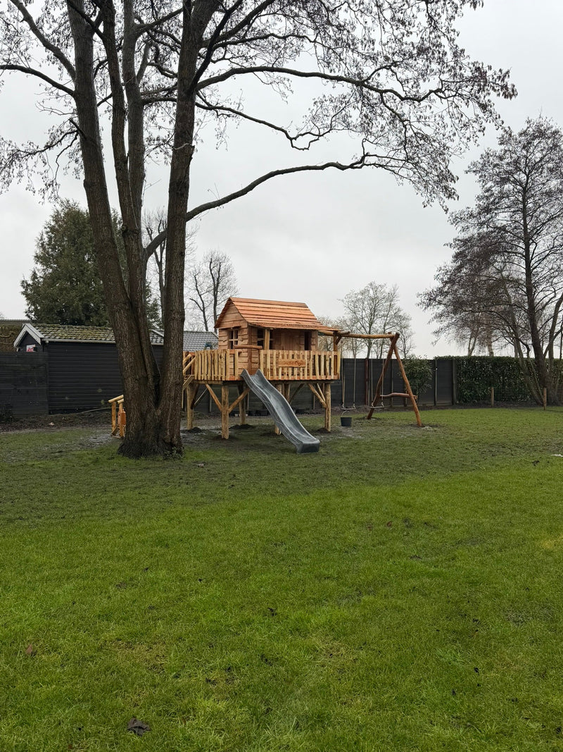 Houten Speelhuisje De Kastanje geplaatst in Giethoorn