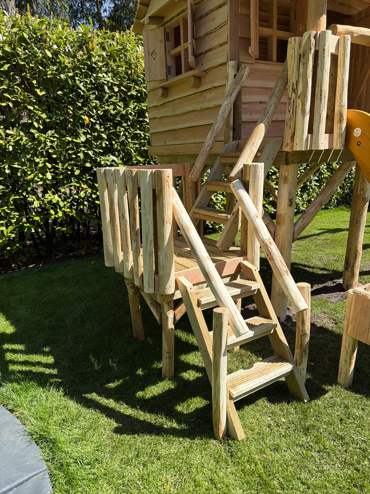 Houten trap met plateau voor een speelhuisje