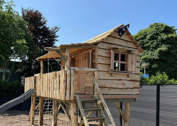 Houten luiken voor drie ramen van een speelhuisje