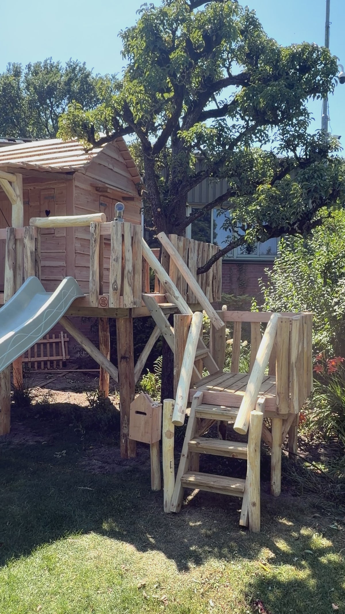 Video van houten speelhuisje De Kastanje met veranda