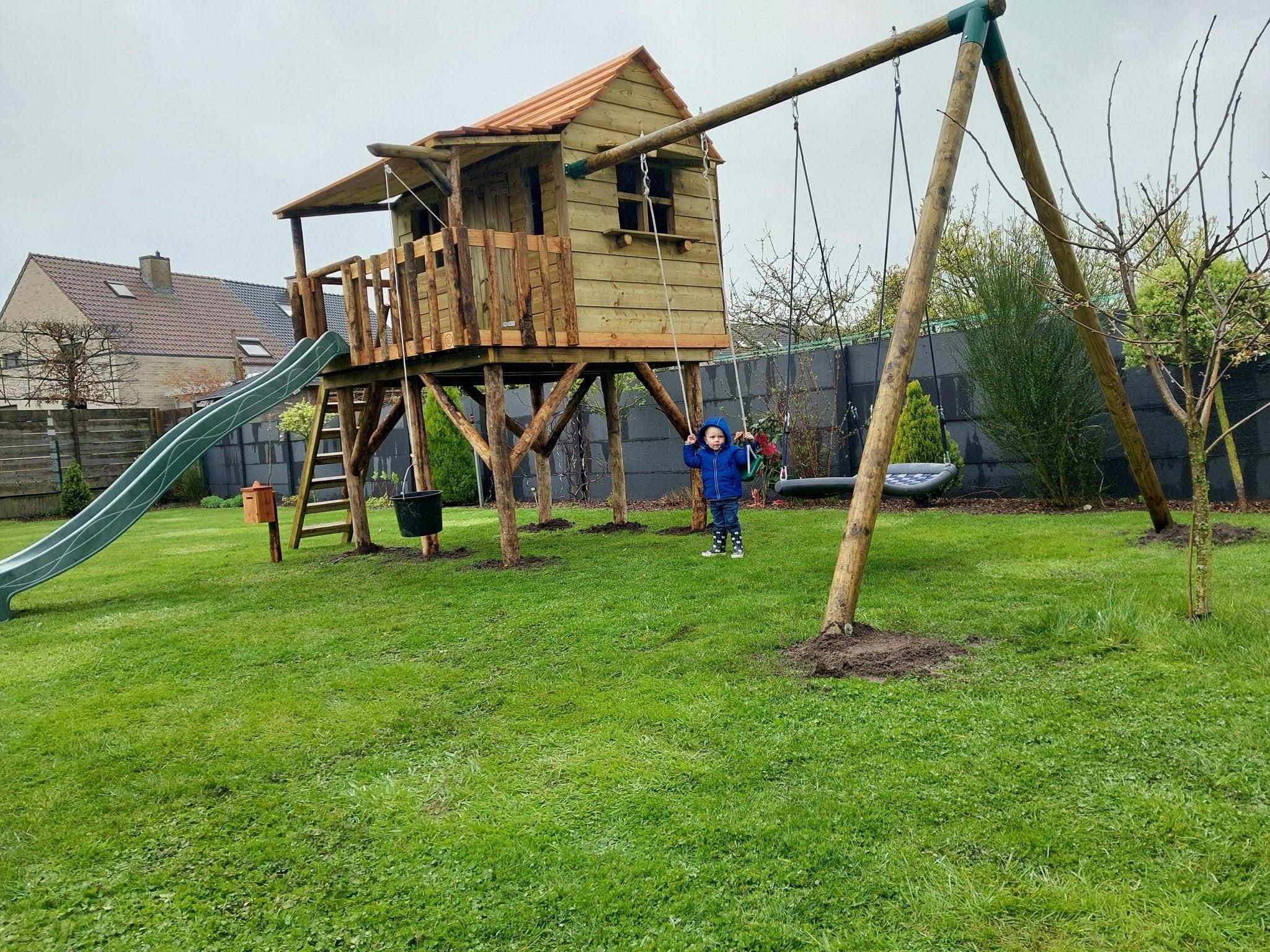 Schommelaanbouw geimpegneerd kastanjehout (incl. 2 zitjes)Schommels speelhuisje buiten.