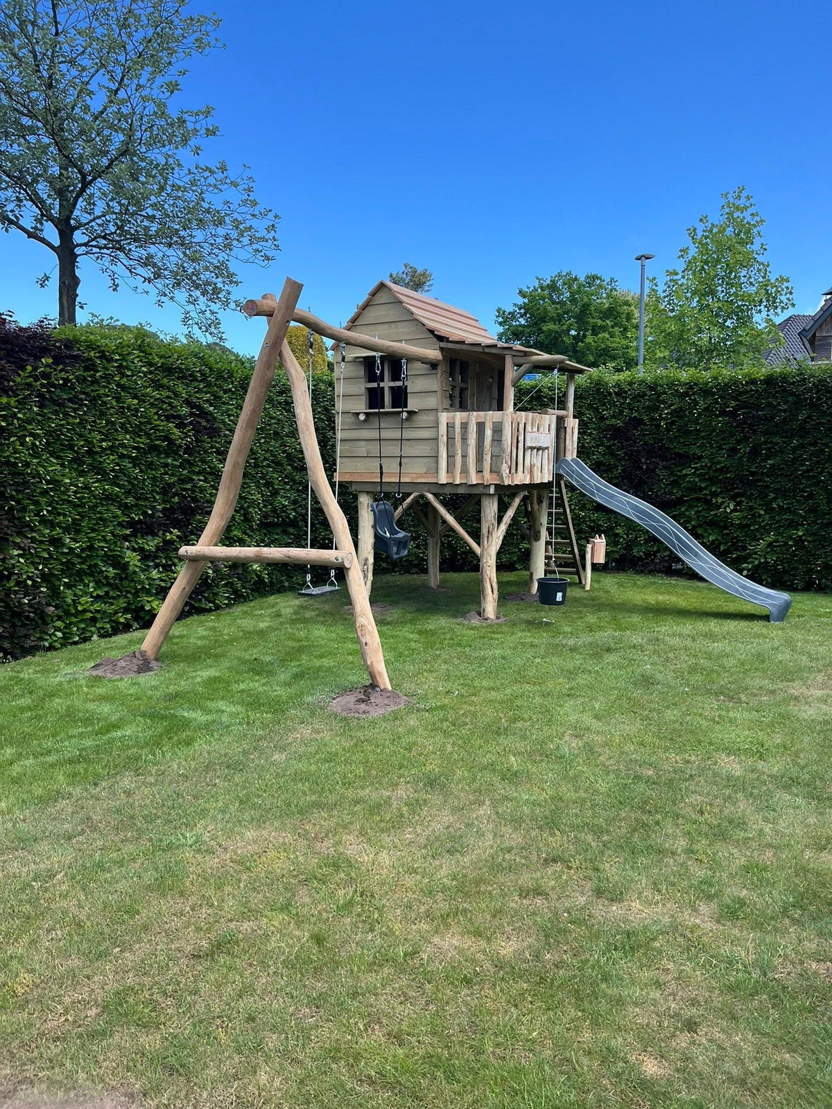 Compact houten speelhuisje De Berk voor buitengebruik