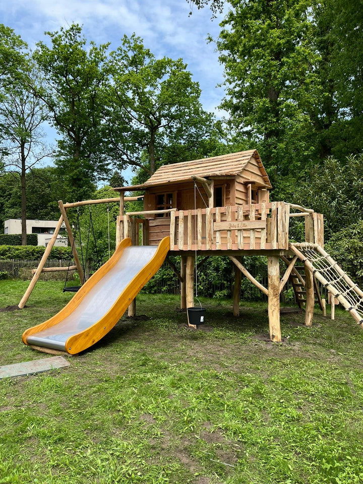 Houten speelhuisje De Kastanje met veranda en glijbaan in de tuin