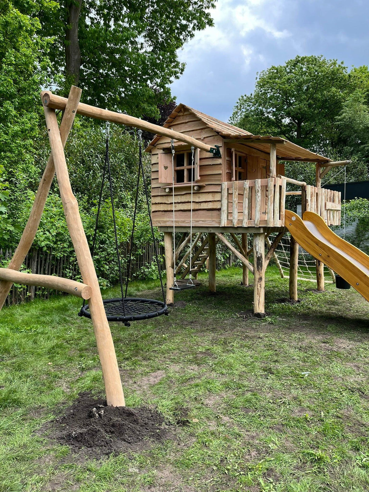 Speelhuisje De Kastanje met schommel en extra grote vlonder