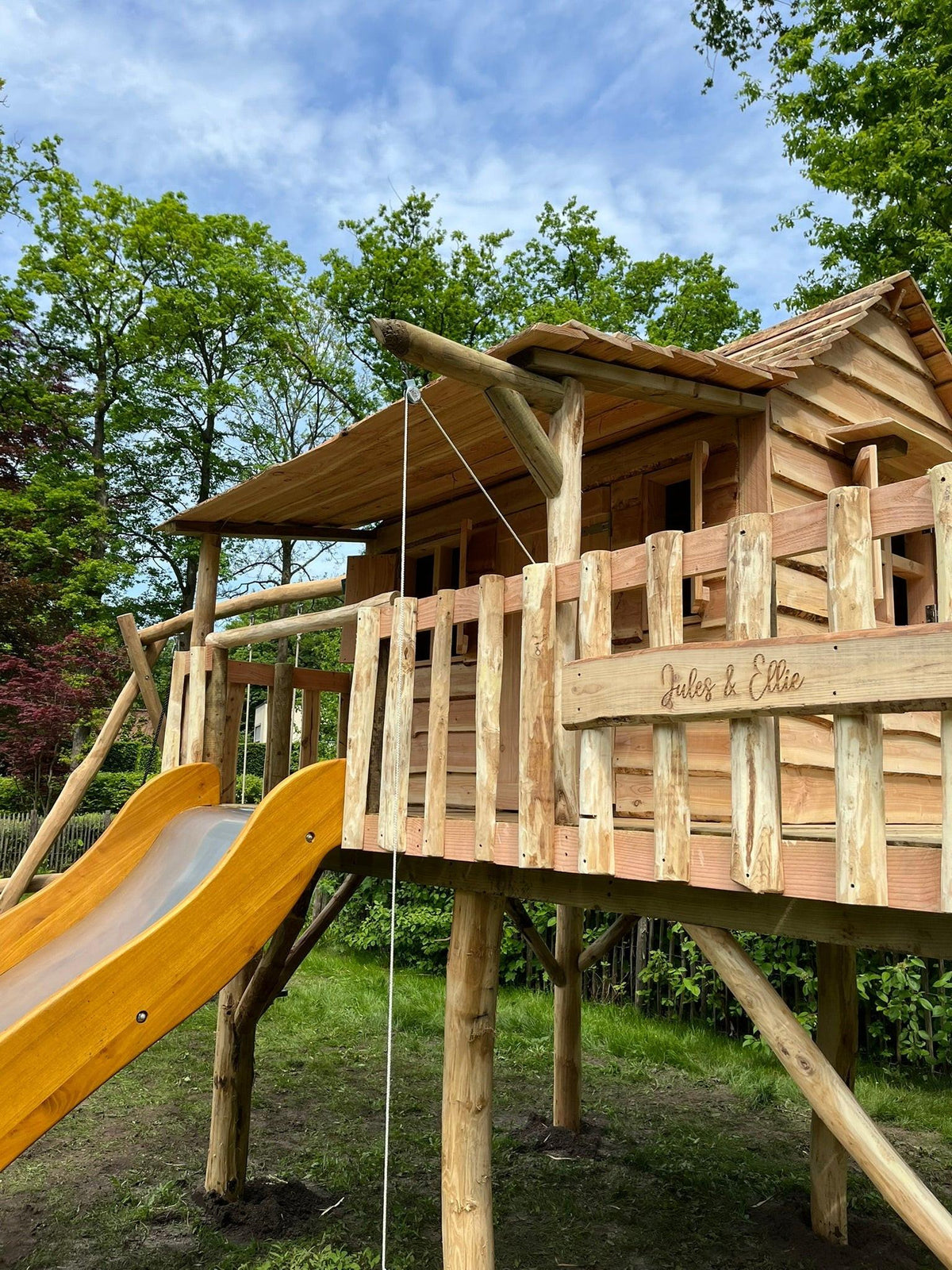 Zijaanzicht van houten speelhuisje De Kastanje