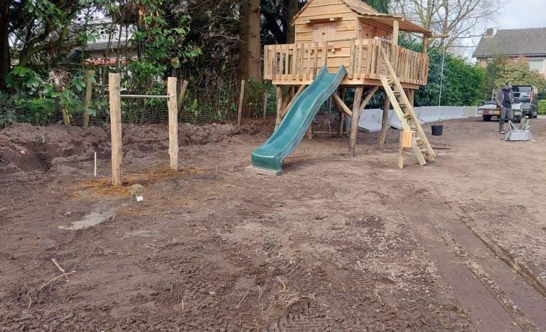 Tuimelrek compleet (enkel) speelhuisje buiten.