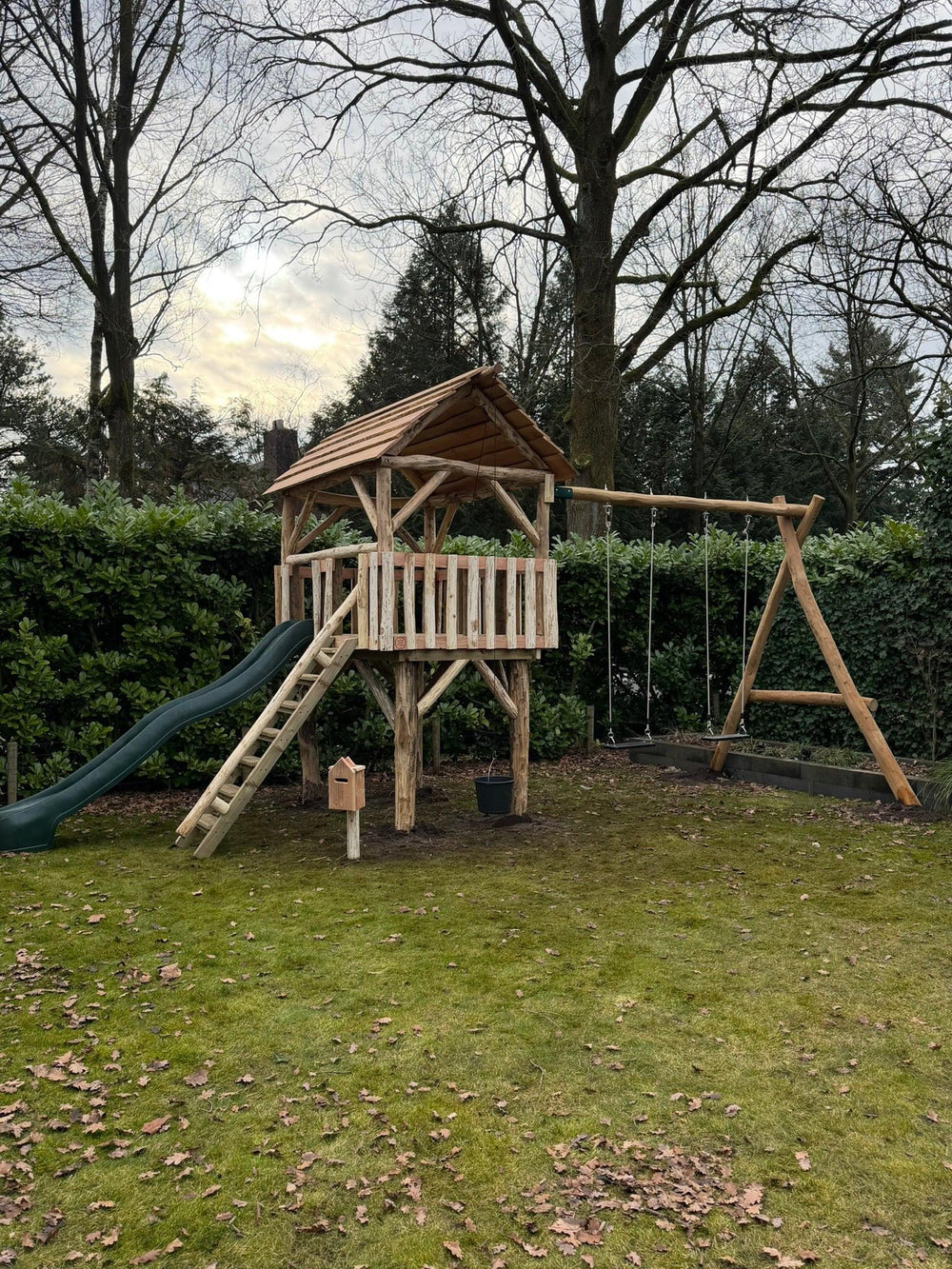 Uitkijktoren De Boswachter van douglashout in de tuin