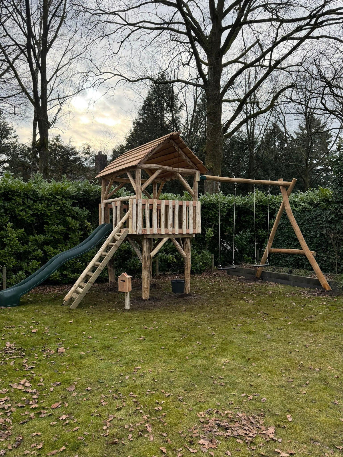 Uitkijktoren De Boswachter van douglashout in de tuin