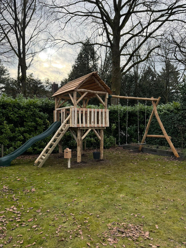 Uitkijktoren De Boswachter van douglashout in de tuin