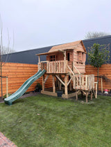 Zandbak onder speelhuisje (geïmpregneerde steigerplanken)Zandbakken speelhuisje buiten.